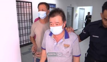 Dua tertuduh di pekarangan Mahkamah Sesyen Johor Bahru hari ini