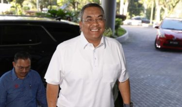 Mahkamah Tinggi hari ini membenarkan permohonan Menteri Besar Kedah Datuk Seri Muhammad Sanusi Md Nor (kanan) untuk memindahkan perbicaraan dua pertuduhan yang didakwa ke atasnya dari Mahkamah Sesyen Selayang ke Mahkamah Tinggi di sini/Foto BERNAMA