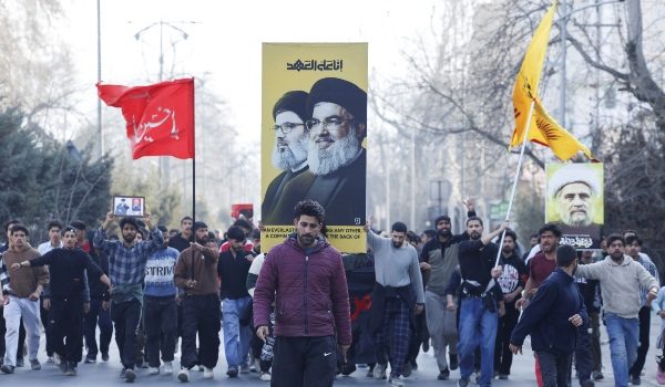 Rakyat berhimpun dalam satu perarakan protes susulan kematian pemimpin tertinggi Iran, Ayatollah Ali Khamenei/Foto REUTERS