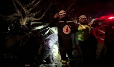 Pasukan penyelamat digerakkan di tengah kenderaan yang hangus terbakar di lokasi serangan Israel di kawasan Jnah, Beirut/AFP
