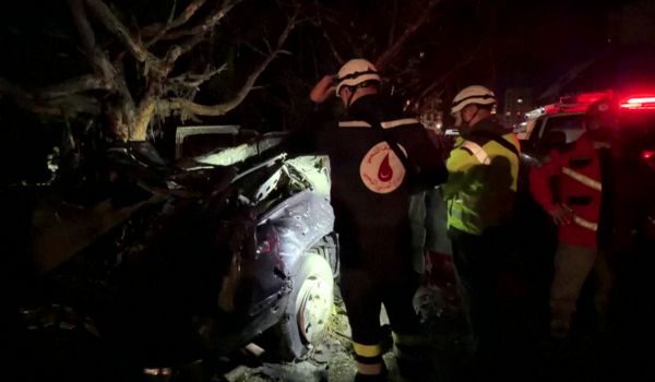 Pasukan penyelamat digerakkan di tengah kenderaan yang hangus terbakar di lokasi serangan Israel di kawasan Jnah, Beirut/AFP
