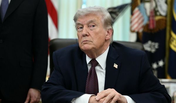 Presiden Amerika Syarikat, Donald Trump mengambil soalan daripada seorang pemberita selepas menandatangani perintah eksekutif di Pejabat Oval, Rumah Putih, Washington, DC, pada 31 Mac 2026