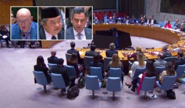 Persidangan UNSC yang dihadiri (foto kecil, dari kiri) Wakil Rusia, Vasily Nebenzy, Wakil  Indonesia, Umar Hadi dan Wakil Lubnan, Ahmad Arafa serta perwakilan negara-negara lain/ Viory