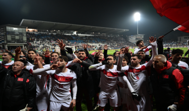 Pemain pasukan Turkiye meraikan kejayaan layak ke Piala Dunia buat kali ketiga/ AFP