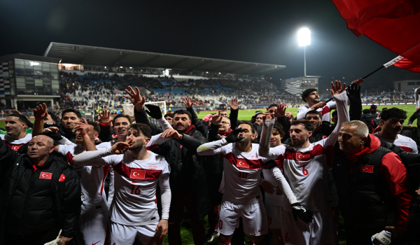 Pemain pasukan Turkiye meraikan kejayaan layak ke Piala Dunia buat kali ketiga/ AFP
