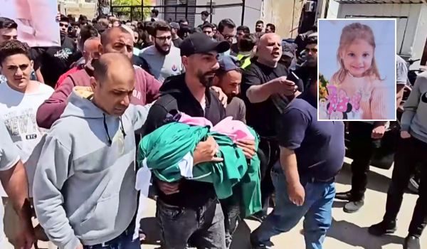 Penduduk perkampungan Tayr Debba, selatan Lubnan mengadakan upacara pengebumian Mila Zayyat, 4, yang terbunuh dalam serangan Israel. Turut maut, ibunya yang sedang hamil, Ruqaya Zidan/ Viory