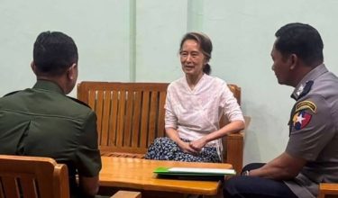 Gambar tidak bertarikh yang dikeluarkan oleh Pasukan Maklumat Tentera Myanmar pada 30 April 2026 menunjukkan Aung San Suu Kyi sedang bercakap di lokasi tidak didedahkan/AFP