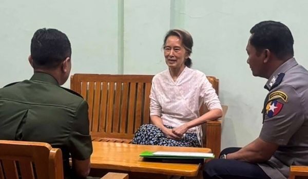 Gambar tidak bertarikh yang dikeluarkan oleh Pasukan Maklumat Tentera Myanmar pada 30 April 2026 menunjukkan Aung San Suu Kyi sedang bercakap di lokasi tidak didedahkan/AFP