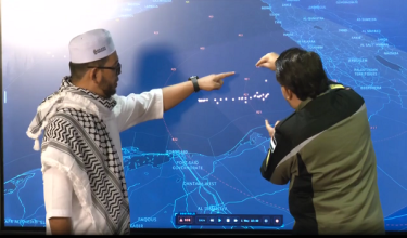 Menteri di Jabatan Perdana Menteri (Hal Ehwal Agama), Dr Zulkifli Hasan (kiri) diberi penerangan oleh Ketua Pengarah SNCC, Datuk Sani Araby Abd Alim Araby