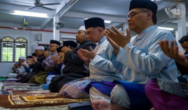 YAB Perdana Menteri, Dato' Seri Anwar Ibrahim menjamah jamuan tengah hari sebelum menunaikan solat Jumaat di Masjid Nurul Iman, Rawang , Selangor. 1 Mei 2026. IZZUDDIN ABD RADZAK/Pejabat Perdana Menteri.

NO SALES; NO ARCHIVE; RESTRICTED TO EDITORIAL USE ONLY. NOTE TO EDITORS: This handout videos may only be used for editorial reporting purposes for the contemporaneous illustration of events, things or the people in the visual or facts mentioned in the caption. Reuse of the videos may require further permis