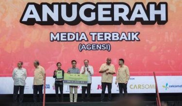 Perdana Menteri menyampaikan Anugerah Media Terbaik kepada Radio Televisyen Malaysia (RTM) pada Sambutan Hari Pekerja Peringkat Kebangsaan 2026 di Unifi Arena, Bukit Jalil hari ini/Foto BERNAMA