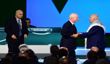 Presiden FIFA, Gianni Infantino (tengah) berinteraksi dengan Presiden Persatuan Bola Sepak Palestin, Jibril Rajoub ketika Naib Presiden Persatuan Bola Sepak Israel, Basim Sheikh Suliman (kiri) melihat pada saat hangat dalam Kongres FIFA ke-76 di Vancouver, Kanada - AFP