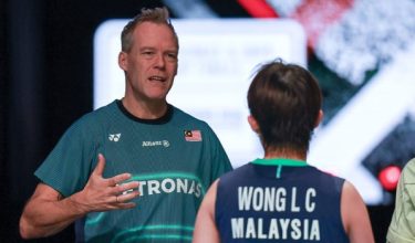 Pengarah kejurulatihan perseorangan negara, Kenneth Jonassen memberi kata-kata semangat kepada pemain perseorangan wanita Malaysia, Wong Ling Ching semasa perlawanan suku akhir menentang pemain China, Cheng Yu Fei di Piala Uber 2026 - BERNAMA