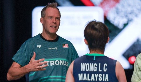 Pengarah kejurulatihan perseorangan negara, Kenneth Jonassen memberi kata-kata semangat kepada pemain perseorangan wanita Malaysia, Wong Ling Ching semasa perlawanan suku akhir menentang pemain China, Cheng Yu Fei di Piala Uber 2026 - BERNAMA