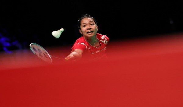 Pemain perseorangan wanita Indonesia, Ester Nurumi Tri Wardoyo beraksi menentang Line Christophersen dari Denmark dalam suku akhir Piala Uber 2026 - BERNAMA