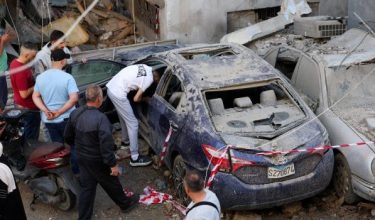 Penduduk memeriksa sebuah kereta rosak selepas serangan Israel di Sidon, Lubnan/Foto REUTERS