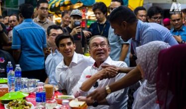 Datuk Seri Anwar Ibrahim beramah mesra dengan orang ramai ketika singgah minum petang di Muar/Foto Anwar Ibrahim