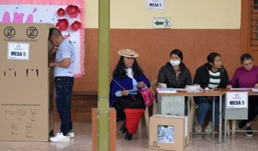 Seorang lelaki mengundi pada pilihan raya presiden Colombia di Silvia, Cauca/Foto AFP