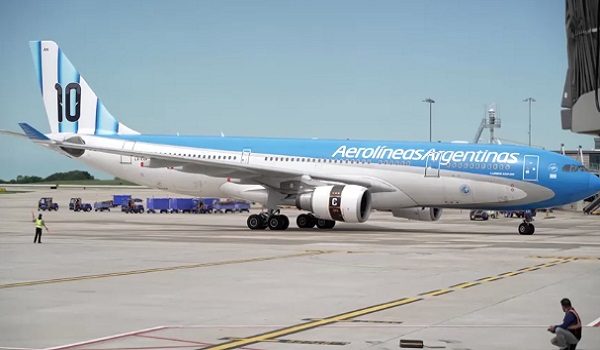 Pesawat yang membawa pasukan Argentina tiba di Lapangan Terbang Kansas City/ REUTERS