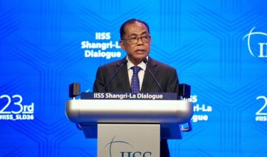 Menteri Pertahanan menyampaikan pandangan Malaysia pada sesi plenari Shangri-La Dialogue 2026 di Singapura
