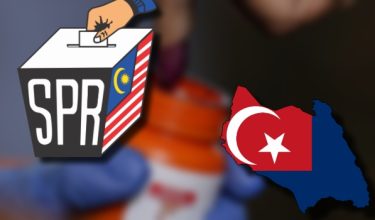 KLUANG, 24 Sept -- Petugas Suruhanjaya Pilihan Raya (SPR) membantu mencelup jari salah seorang pengundi dengan dakwat biru bagi Pilihan Raya Kecil (PRK) Dewan Undangan Negeri (DUN) Mahkota di Kem Mahkota hari ini.

Menurut Pengerusi SPR Datuk Seri Ramlan Harun sebanyak 16.70 peratus keluar mengundi bagi undi awal setakat 9 pagi tadi.

-- fotoBERNAMA (2024) HAK CIPTA TERPELIHARA