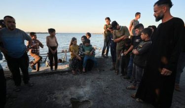 Palestin berkumpul di lokasi serangan Israel ke atas sebuah kafe di pelabuhan Gaza/Foto REUTERS