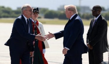 Presiden Switzerland Guy Parmelin menyambut ketibaan Presiden AS Donald Trump di Lapangan Terbang Antarabangsa Geneva, Switzerland/Foto REUTERS