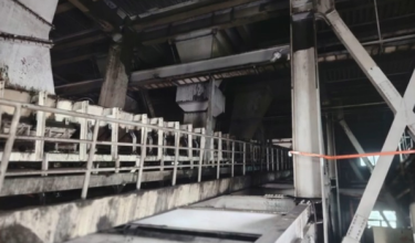 Kebakaran berlaku di tingkat satu bangunan loji melibatkan longgokan debu arang batu serta 
lapisan aluminium foil pada bahagian bawah bumbung/ JBPM Sarawak
