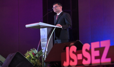 Menteri Ekonomi, Akmal Nasrullah Mohd Nasir, menyampaikan ucapan semasa Forum Eksekutif Zon Ekonomi Khas Johor-Singapura (JS-SEZ) di sini, hari ini. / Foto BERNAMA
