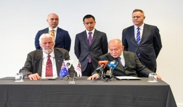 Perjanjian Usahasama Strategik ditandatangani Pengasas dan Pengarah Urusan Kumpulan Weststar, Tan Sri Dr. Syed Azman bersama Pengasas RTI, Allan James Payne, pada satu majlis yang berlangsung di sini, hari ini. / Foto RTM