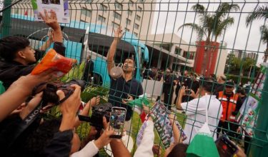 Ehsan Hajsafi melambai penyokong sebelum Iran meninggalkan Tijuana, Mexico./Foto REUTERS