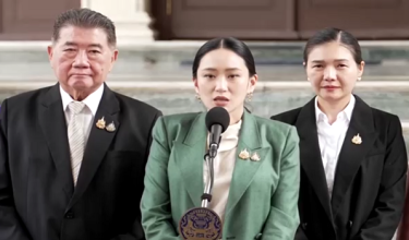 Perdana menteri Thailand, Paetongtarn Shinawatra (tengah) pada sidang media di Bangkok - REUTERS