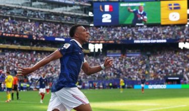 Kylian Mbappe meraikan jaringan ketiga Perancis ketika menewaskan Sweden 3-0/Foto REUTERS