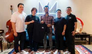 Pengarah Urusan Universal Music Malaysia Kim Lim (dua dari kiri) bersama Faizal Tahir (tengah) dan wakil