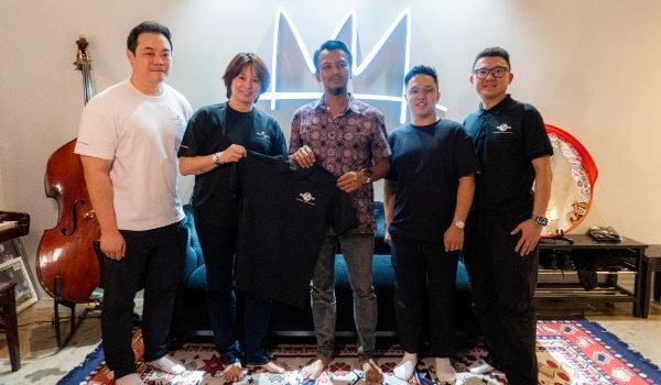 Pengarah Urusan Universal Music Malaysia Kim Lim (dua dari kiri) bersama Faizal Tahir (tengah) dan wakil
