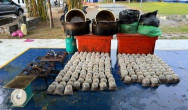 PGA merampas 190 bungkus air ketum serta daun ketum yang dipercayai diproses untuk dijual di sekitar Tanah Merah/Foto PGA Briged Tenggara