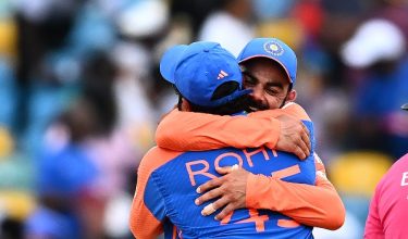 Rohit Sharma dan Virat Kohli meraikan kejayaan selepas memenangi perlawanan kriket akhir Piala Dunia T20 Lelaki ICC 2024 antara India dan Afrika Selatan di Kensington Oval di Bridgetown, Barbados, pada 29 Jun lepas/AFP