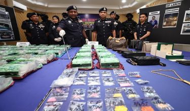 Datuk Hussein Omar Khan (depan, kiri) menunjukkan antara dadah yang dirampas. Foto BERNAMA