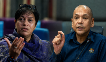 Menteri di JPM (Undang-Undang dan Reformasi Institusi), Datuk Seri Azalina Othman Said (kiri) dan Menteri Perdagangan Dalam Negeri dan Kos Sara Hidup, Datuk Armizan Mohd Ali (kanan). / Foto BERNAMA