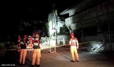 Pasukan keselamatan memeriksa kawasan gempa di Daanbantayan di wilayah Cebu/ REUTERS