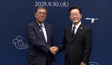 Shigeru Ishiba (kiri) bersalaman dengan Lee Jae Myung/ REUTERS