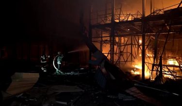 Anggota keselamatan memadam kebakaran susulan serangan bom berpandu Rusia ke atas bandar Kharkiv, timur laut Ukraine/ REUTERS