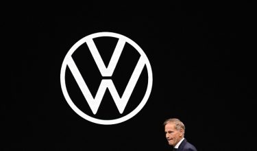 Ketua Pegawai Eksekutif Kumpulan Volkswagen, Oliver Blume kelihatan di reruai syarikat itu pada hari pembukaan Pameran Motor Antarabangsa IAA di Munich, Jerman selatan, 9 September 2025/Tobias Schwarz / AFP)