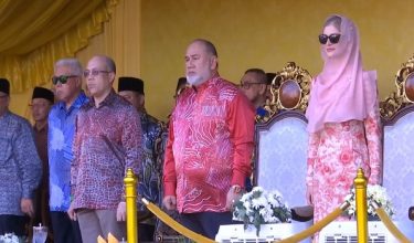 Sultan Muhammad V (tengah) bersama-sama Sultanah Kelantan (kanan) dan Tengku Mahkota Kelantan (kiri) berangkat ke Majlis Raja Bersama Rakyat / Foto RTM