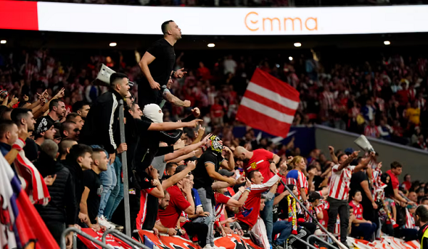 Para penyokong Atletico Madrid semasa perlawanan menentang Real Madrid / foto Reuters