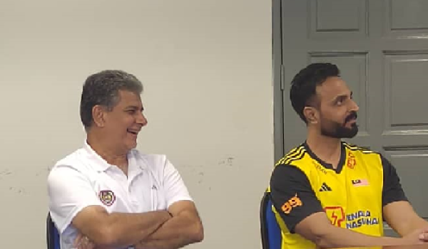 Sohail bersama ketua jurulatih Speedy Tigers Sarjit Singh
