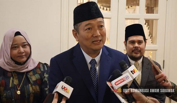 Presiden Persatuan Muaythai Negeri Sarawak (PMNS) Jumaat Ibrahim (tengah) elepas membuat kunjungan hormat ke atas Tun Dr Wan Junaidi di Astana Negeri / FOTO UKAS