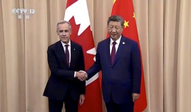 Mark Carney (kiri) bersalaman dengan Xi Jinping di sela-sela Sidang Kemuncak Kerjasama Ekonomi Asia Pasifik (APEC) 2025 di Gyeongju, Korea Selatan/ REUTERS
