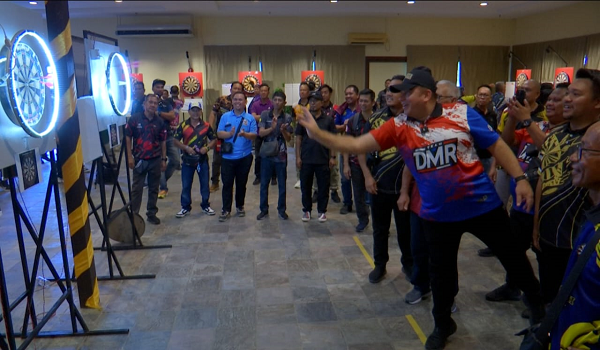 Datuk Mohd Rafi Datuk Alli Hassan merasmikan Kejohanan Dart Terbuka Berpasangan 2025