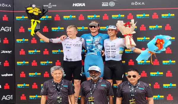 Sukan lasak Ironman 70.3 Langkawi melabuhkan tirainya hari ini dengan mencipta sejarah baharu apabila atlet profesional Australia, Josh Ferris (tengah) dinobatkan sebagai juara kategori lelaki/RTM